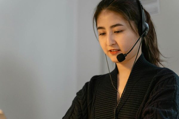 Call center agent providing outsourced email support services