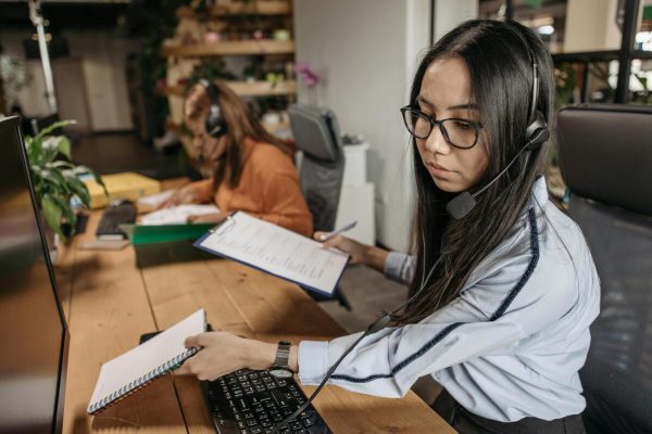 Call center agent providing saas customer service support