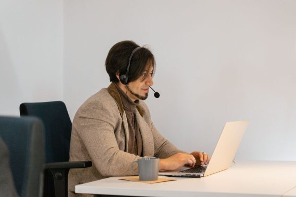 Call center agent offering best call center services
