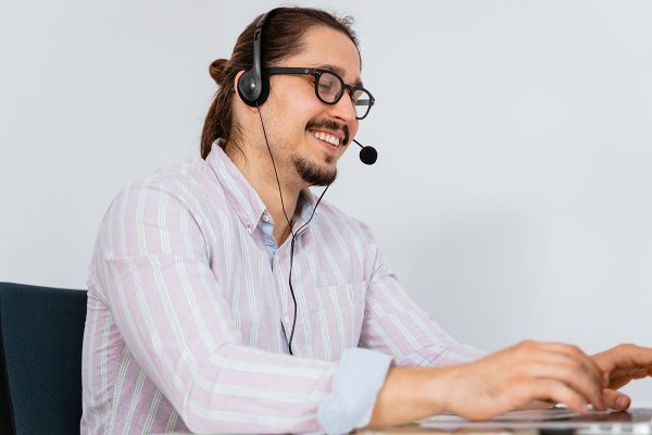 Customer service representative supporting ecommerce customer retention