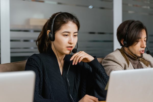 Customer support operations agent handling customer calls